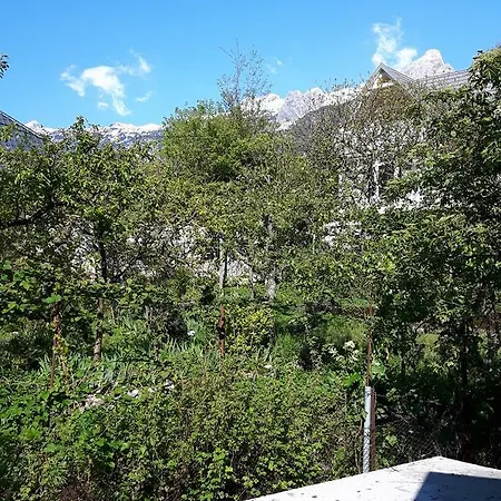 House Natura With Garden شقة